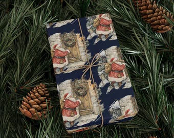Peut inclure: Un cadeau emballé avec un fond bleu marine présentant un motif répété de figures du Père Noël, de portes et de couronnes. Le cadeau est noué avec de la ficelle et repose sur un lit d'aiguilles de pin vertes et de pommes de pin.