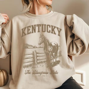 ケンタッキー州レトロスウェットシャツ ユニセックス 馬 観光 旅行 スウェットシャツ クリスマス ギフト 冬物 アパレル カレッジ ヴィンテージスタイル
