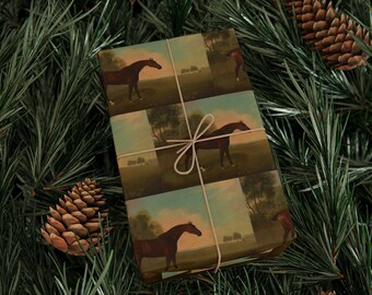 Puede incluir: Regalo envuelto con un patrón repetido de un caballo marrón en un campo, atado con hilo. El papel de regalo tiene una estética vintage, con un fondo de paisaje y un cielo azul claro. El regalo está rodeado de agujas de pino y piñas.