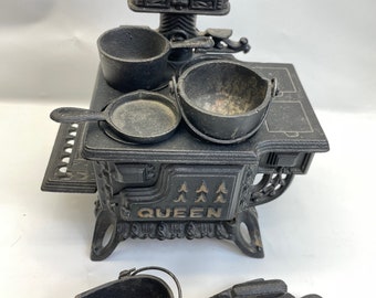Cast iron stove, queen, miniature stove, play oven, miniature pots and pans,potbelly,1:12 scale, salesman sample