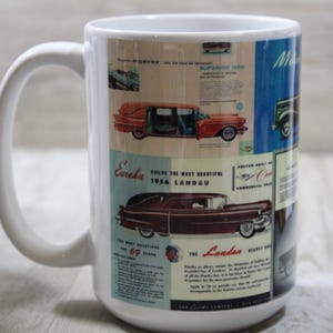 Puede incluir: Taza de cerámica blanca con anuncios de coches antiguos. La taza muestra imágenes de coches clásicos, incluyendo un coche fúnebre rojo y un Landau granate, con textos como "Eureka" y "1956 Landau".