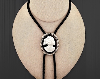 Gravata Bolo de Plástico Vintage CAMEO