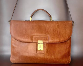 Maletín vintage de piel BALLY con tres compartimentos y correa.