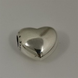 pandora    be love engravable large heart charm