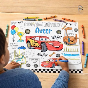 Jogo americano personalizado para colorir com tema de carros, atividade para festa infantil de 2 anos, página para colorir, modelo editável no Canva.