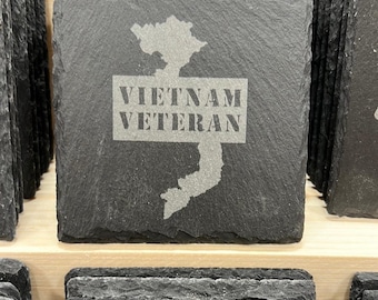 Lasergraverad skifferunderlägg med Vietnamveterandesign