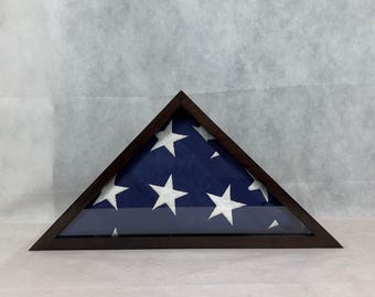 Vitrinskåp för valnötsflaggor: Graverat glas och namnskyltsalternativ