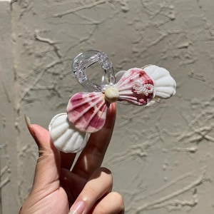 Pinza de concha marina: accesorio para el cabello hecho a mano en rosa y blanco con detalle de estrella