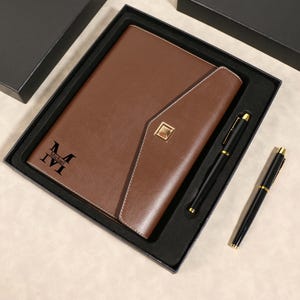 Gepersonaliseerde leren dagboek cadeauset: notitieboek met initiaal in reliëf