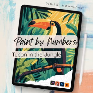 Puede incluir: Descarga digital de un diseño de pintar por números con un tucán en la jungla. El tucán tiene un gran pico naranja y negro, con exuberante follaje verde y detalles amarillos. Se muestra el texto "Paint by Numbers" y "Tucan in the Jungle".