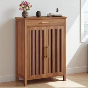 5-stufiger Holzschuhschrank: Lamellentüren, rustikaler Eingangsbereich