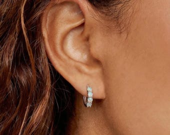 925スターリングシルバー オパール ハギーピアス、ミニマルフープ、繊細なジェムストーンジュエリー