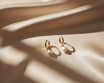 Pendientes de perla simples de oro de 14 k, pendientes de aro de perla, pendientes colgantes de perla, pendientes Huggie de oro, joyas de boda, regalo de dama de honor para ella