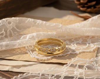 18Kゴールドメッキのスターリングシルバー製スタッキングリング3点セット、ミニマルなキュービックジルコニアアクセント付き