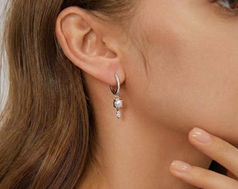 18Kパールフープイヤリング、繊細な淡水パールイヤリング、ゴールドハギーイヤリング、ウェディングジュエリー、彼女へのブライズメイドギフト