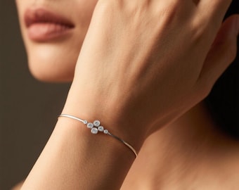 Brazalete ajustable con diamantes en racimo, plata de ley chapada en oro de 14 quilates