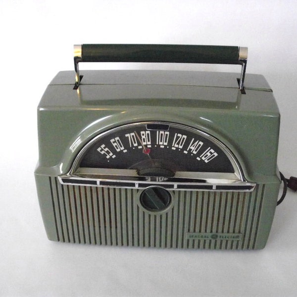 Vintage Tube Radio 1951 GE Model 611 Green "Lunch Box" Portable AM Tube Radio