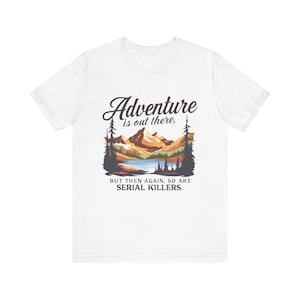冒険が待っているユニセックスTシャツ | アウトドア愛好家向けシャツ、面白い冒険Tシャツ、自然愛好家へのギフト、ハイキングTシャツ、旅行スタイルトップ