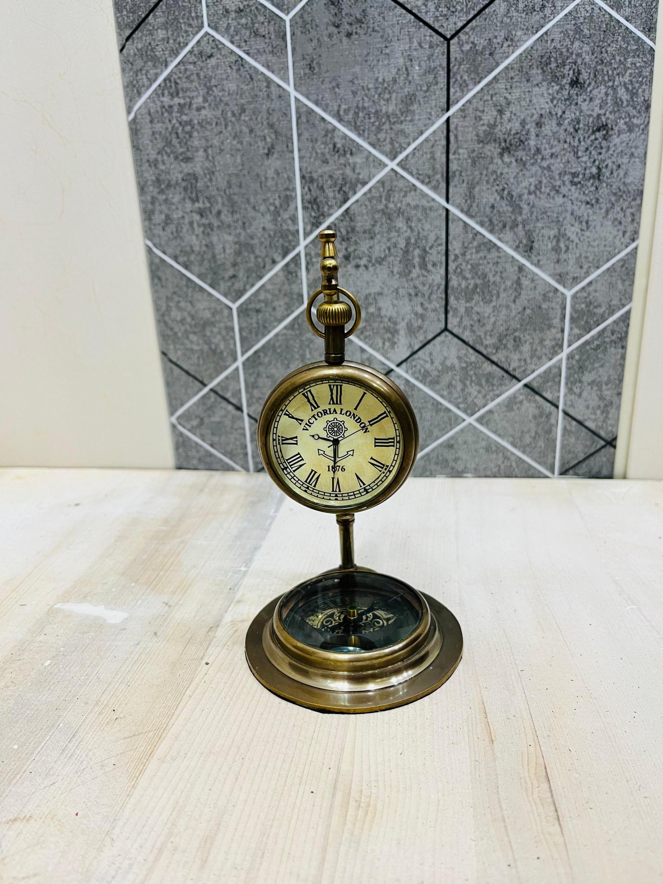 ヴィンテージ真鍮製卓上時計（コンパス付き）：航海風のテーブル