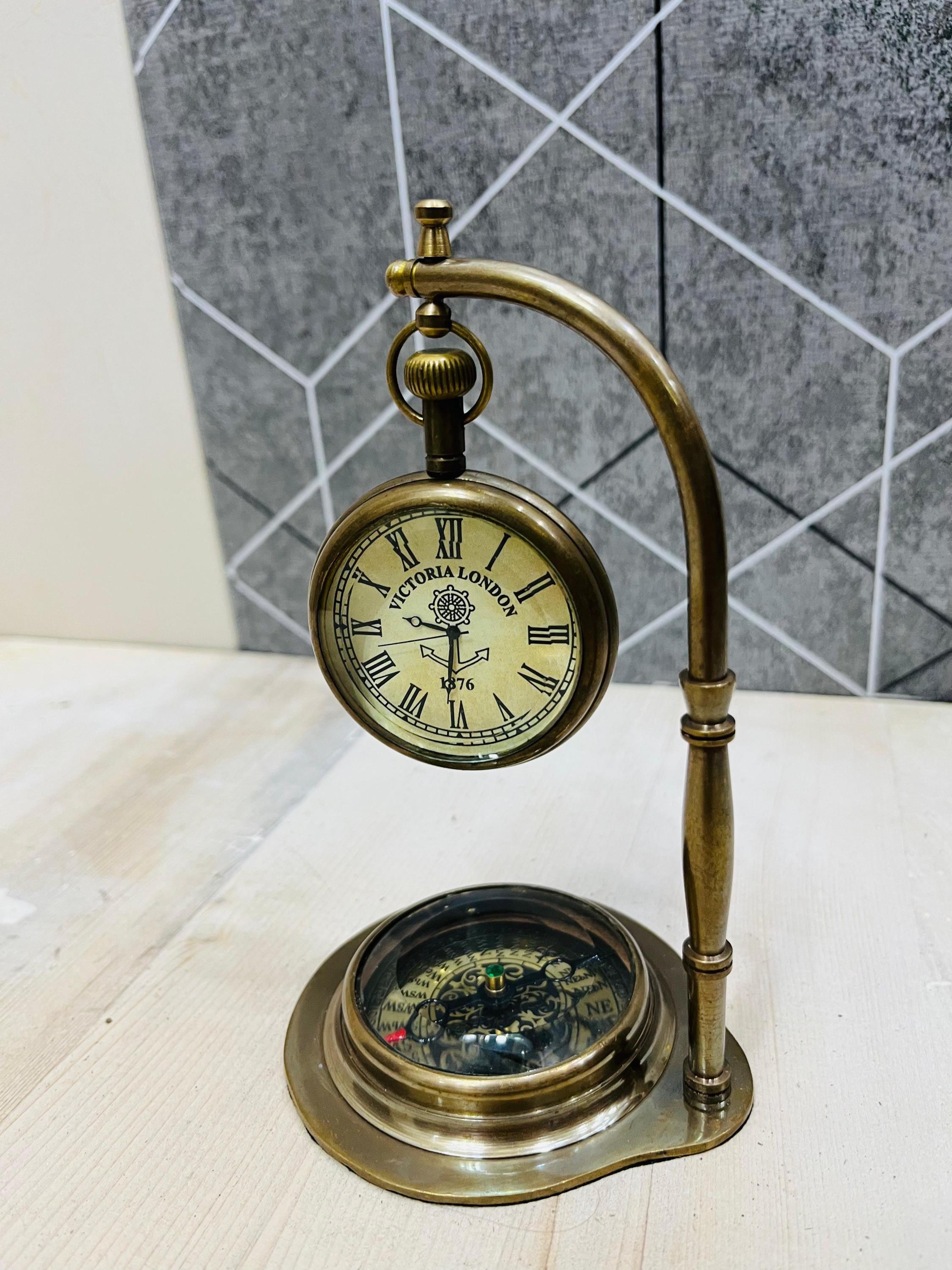 ヴィンテージ真鍮製卓上時計（コンパス付き）：航海風のテーブル
