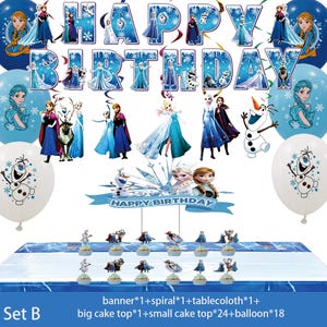 Może przedstawiać: Zestaw dekoracji na przyjęcie urodzinowe z banerem "Happy Birthday" i wizerunkami postaci z kresk&oacute;wek. Zestaw zawiera balony, dekoracje na tort i dekoracje na babeczki w kolorach niebieskim i białym. Widoczny jest napis "Happy Birthday".