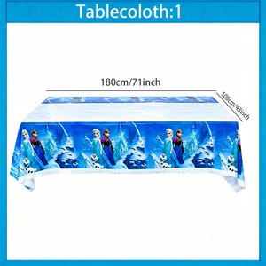 Może przedstawiać: Niebieski obrus z postaciami z popularnego filmu animowanego. Obrus ma 180 cm długości i 108 cm szerokości. Tekst "Tablecloth:1" znajduje się na g&oacute;rze. Projekt zawiera obrazy dw&oacute;ch księżniczek i bałwana.