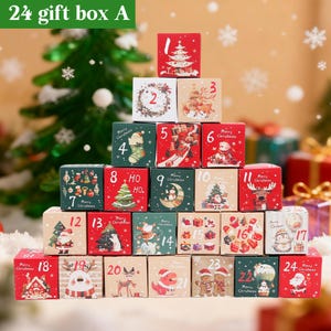 Pode incluir: Um calendário do advento de Natal com 24 caixas numeradas. Cada caixa apresenta ilustrações temáticas de feriados, incluindo árvores de Natal, Papai Noel e renas. As caixas são dispostas em uma exibição em camadas, criando uma decoração de feriado visualmente atraente.