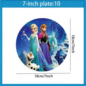 Może przedstawiać: Okrągły talerz z Elsą i Anną z filmu Kraina Lodu, z bałwanem Olafem. Talerz ma średnicę 18 cm (7 cali). Tło to zaśnieżony krajobraz.