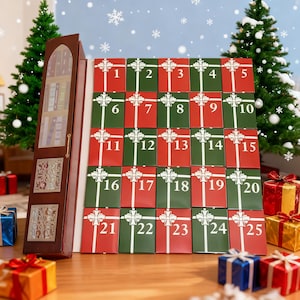 Puede incluir: Un calendario de adviento navideño con 25 cajas de regalo numeradas en rojo y verde, cada una adornada con un lazo blanco. Un armario de madera con puerta de cristal está a la izquierda, y árboles de Navidad en el fondo.