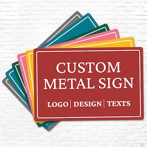 Könnte beinhalten: Ein Stapel individueller Metallschilder in verschiedenen Farben, darunter Rot, Gelb, Türkis, Rosa und Grau. Das vordere rote Schild zeigt den Text "CUSTOM METAL SIGN" mit Optionen für Logo, Design und Texte.
