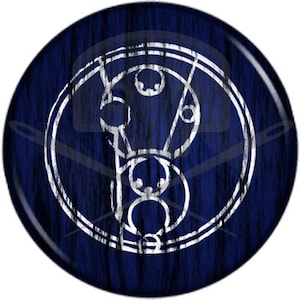 Könnte beinhalten: Ein blauer Kreis mit einem weißen Design eines kreisförmigen Symbols mit einer Reihe konzentrischer Kreise und einem zentralen Design. Der Hintergrund hat eine Holzmaserung.