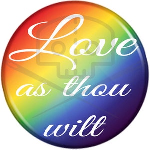 Könnte beinhalten: Ein runder Knopf mit einem Regenbogenhintergrund und weißem Text, der "Love as thou wilt" lautet.