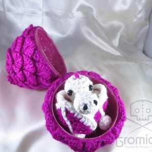 Large Scaled Dragon Egg With Baby Dragon