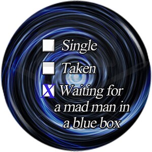 Könnte beinhalten: Ein blauer und schwarzer Wirbelhintergrund mit einem weißen Kontrollkästchen neben dem Text "Single", einem weißen Kontrollkästchen neben dem Text "Taken" und einem blauen Häkchen neben dem Text "Waiting for a mad man in a blue box".