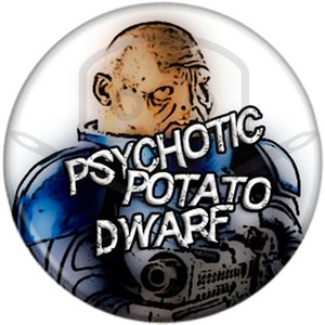Könnte beinhalten: Eine blaue und weiße Illustration einer Comicfigur mit einem großen Kopf und einer Waffe. Der Text "PSYCHOTIC POTATO DWARF" ist in weißen Buchstaben auf blauem Hintergrund geschrieben.