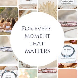 K&ouml;nnte beinhalten: Eine Collage aus Morsecode-Armb&auml;ndern mit kleinen bunten Perlen an d&uuml;nnen Schn&uuml;ren, pr&auml;sentiert auf Karten mit Texten wie 'Best Friends Forever' und 'Nobody Fights Alone', zentriert durch einen gro&szlig;en wei&szlig;en Kreis mit dem Text 'FOR EVERY MOMENT THAT MATTERS'.