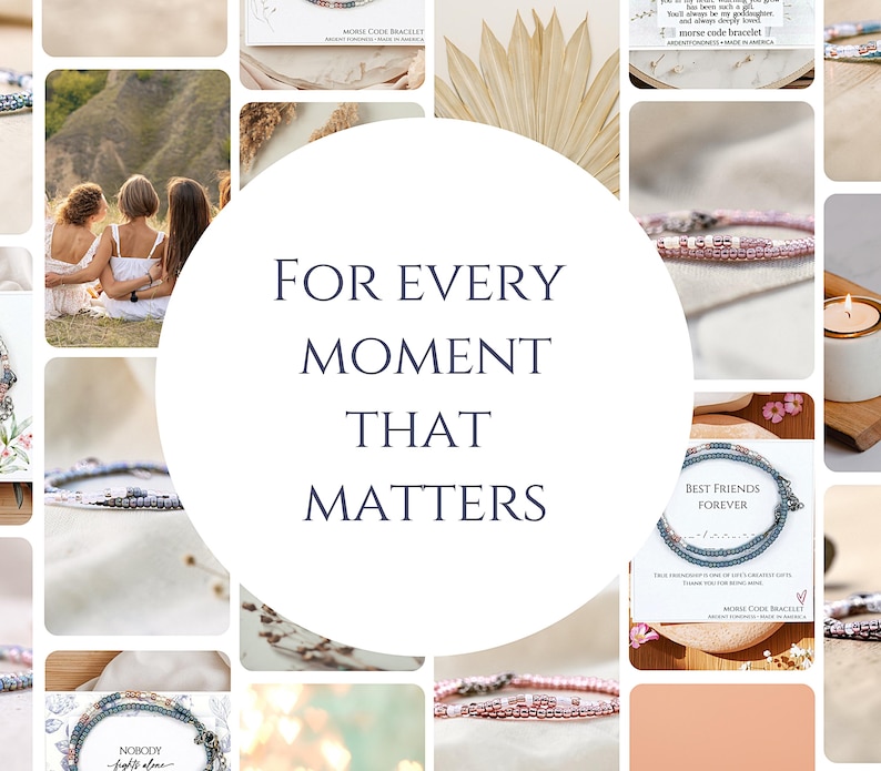 K&ouml;nnte beinhalten: Eine Collage aus Morsecode-Armb&auml;ndern mit kleinen bunten Perlen an d&uuml;nnen Schn&uuml;ren, pr&auml;sentiert auf Karten mit Texten wie 'Best Friends Forever' und 'Nobody Fights Alone', zentriert durch einen gro&szlig;en wei&szlig;en Kreis mit dem Text 'FOR EVERY MOMENT THAT MATTERS'.