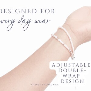 K&ouml;nnte beinhalten: Ein doppelt gewickeltes Armband aus kleinen, hellrosa Perlen. Das Bild enth&auml;lt den Text "DESIGNED FOR every day wear", "ADJUSTABLE DOUBLE-WRAP DESIGN" und "ARDENTFONDNES". Das Armband verf&uuml;gt &uuml;ber einen metallischen Anh&auml;nger am Verschluss.