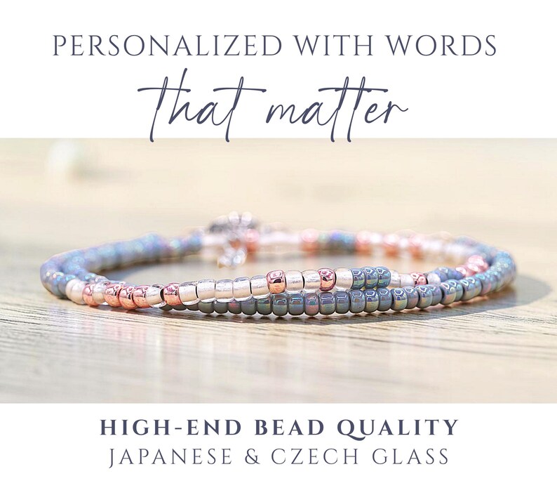 K&ouml;nnte beinhalten: Ein Perlenarmband mit einer Mischung aus metallisch ros&eacute;goldenen, irisierend blauen und silbernen Glasperlen. Der Text oben lautet PERSONALIZED WITH WORDS That matter und der Text unten lautet HIGH-END BEAD QUALITY JAPANESE & CZECH GLASS.