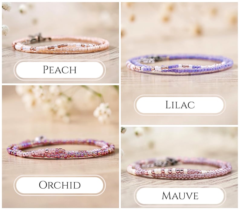 K&ouml;nnte beinhalten: Vier d&uuml;nne Perlenarmb&auml;nder in den Farben Pfirsich, Flieder, Orchidee und Mauve. Jedes Armband besteht aus kleinen, gleichm&auml;&szlig;igen Glasperlen in verschiedenen Schattierungen der jeweiligen Farbe, mit einem Metallverschluss und der Beschriftung PEACH, LILAC, ORCHID oder MAUVE.