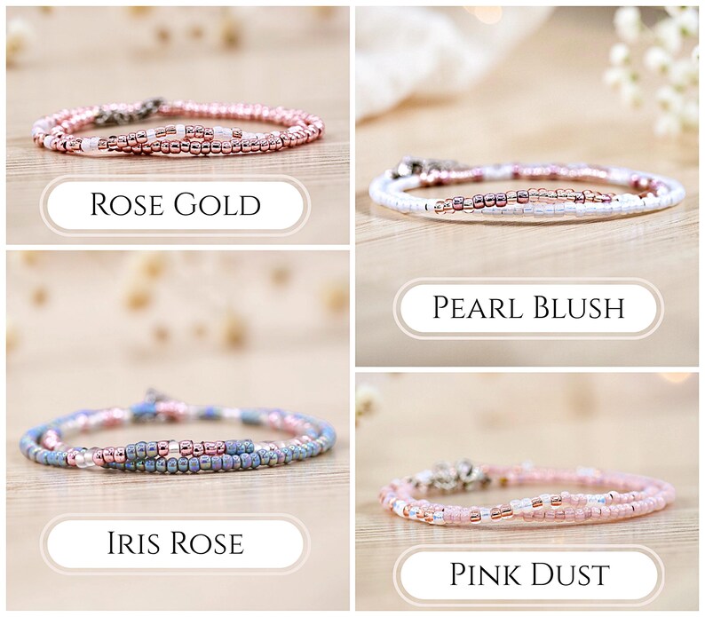 K&ouml;nnte beinhalten: Eine Sammlung von vier Perlenarmb&auml;ndern mit kleinen, runden, metallischen und matten Perlen in verschiedenen Farbkombinationen. Die Armb&auml;nder sind mit Rose Gold, Pearl Blush, Iris Rose und Pink Dust beschriftet und haben einen silberfarbenen Verschluss.