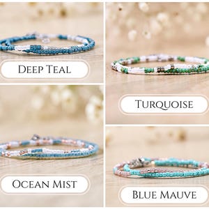 K&ouml;nnte beinhalten: Vier mehrstr&auml;ngige Perlenarmb&auml;nder mit kleinen Glasperlen in verschiedenen Farbkombinationen. Die Beschriftungen lauten Deep Teal, Turquoise, Ocean Mist und Blue Mauve. Jedes Armband besteht aus feinen Str&auml;ngen mit metallischen Akzenten und einem Verschluss.