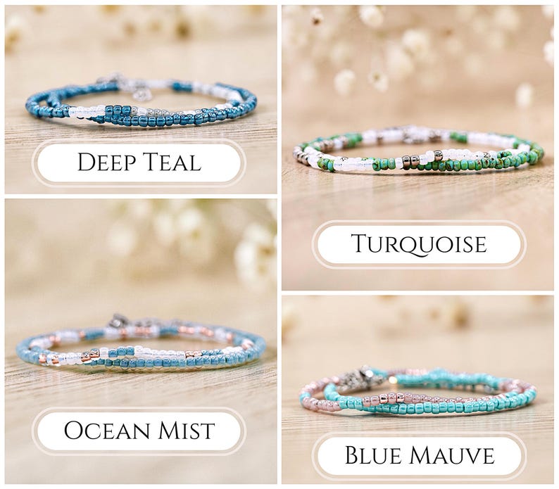 K&ouml;nnte beinhalten: Vier mehrstr&auml;ngige Perlenarmb&auml;nder mit kleinen Glasperlen in verschiedenen Farbkombinationen. Die Beschriftungen lauten Deep Teal, Turquoise, Ocean Mist und Blue Mauve. Jedes Armband besteht aus feinen Str&auml;ngen mit metallischen Akzenten und einem Verschluss.