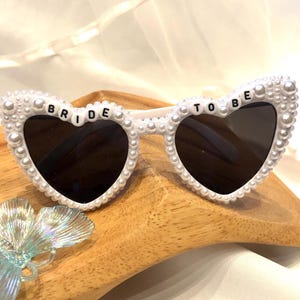 Kundenspezifische herzförmige Perlengläser, personalisierte Brautperlen-Sonnenbrillen, kundenspezifische Brautdusche, Party Favor, Hochzeitsgläser, Brautjungfer Gläser