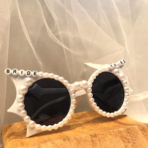 Óculos de sol personalizados com pérolas em formato de coração, óculos de sol personalizados com pérolas para noivas, chá de panela personalizado, óculos para casamento, óculos para madrinhas