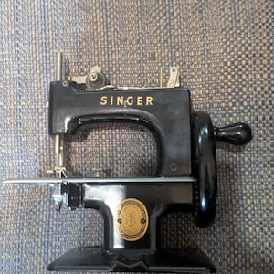 Vintage Singer sewhandy model 20