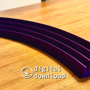 Könnte beinhalten: Ein gebogener, lila Schreibtisch-Organizer mit vier Schlitzen. Der Organizer besteht aus einem festen Material und steht auf einer Holzoberfläche. Die Worte "digitaler Download" sind auf dem Bild aufgedruckt.