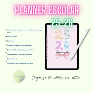 Puede incluir: Un planificador digital con el texto "PLANNER ESCOLAR" y "25-26" en rosa neón y verde. La portada del planificador presenta los números "25" y "26" en colores pastel. Un lápiz óptico blanco descansa junto al planificador. También se ve el texto "Organiza tu estudio con estilo!"
