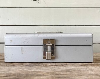 Kleine Tackle Box aus Metall mit Griff und Tablett | Kasse Industrie | Vintage Werkzeugkiste | Handwerksaufbewahrung | Trödel | Rustikal | Dose mit Deckel | Geld