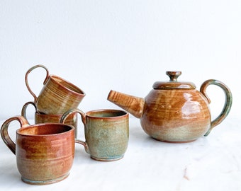 Service à thé en poterie fait main avec quatre tasses Théière ronde en grès brun et turquoise avec couvercle Céramique de studio lancée à la main par l'artiste